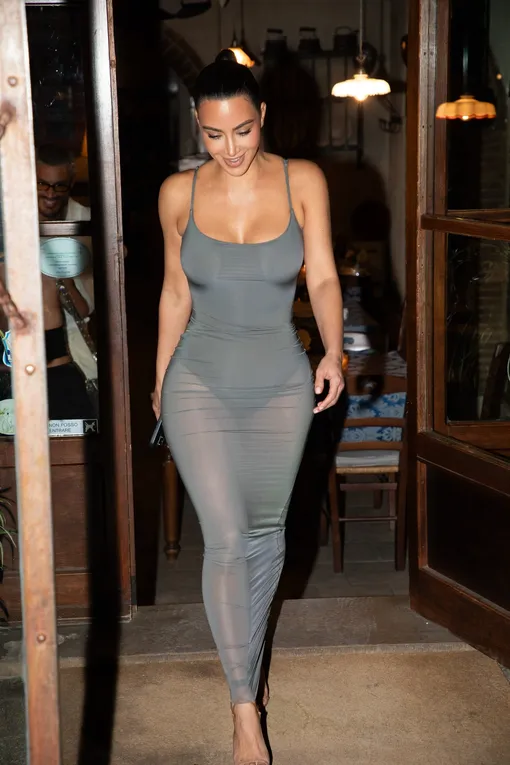 Как носить прозрачное платье летом Ким Кардашьян голая фото