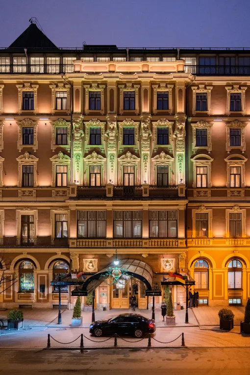 Grand Hotel Europe'un yıldönümü için hazırlanmış bir kitap.